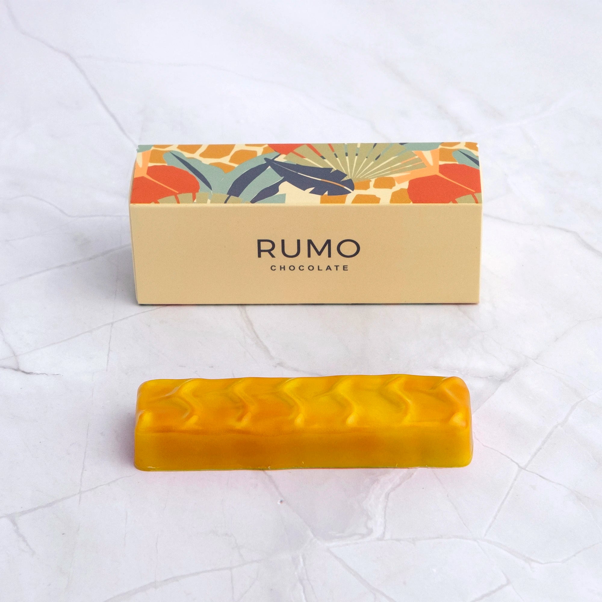 Çarkıfelek Mango Bar, ince beyaz çikolata ve tropikal aromalarla dolu lezzetli bir çikolata barı.