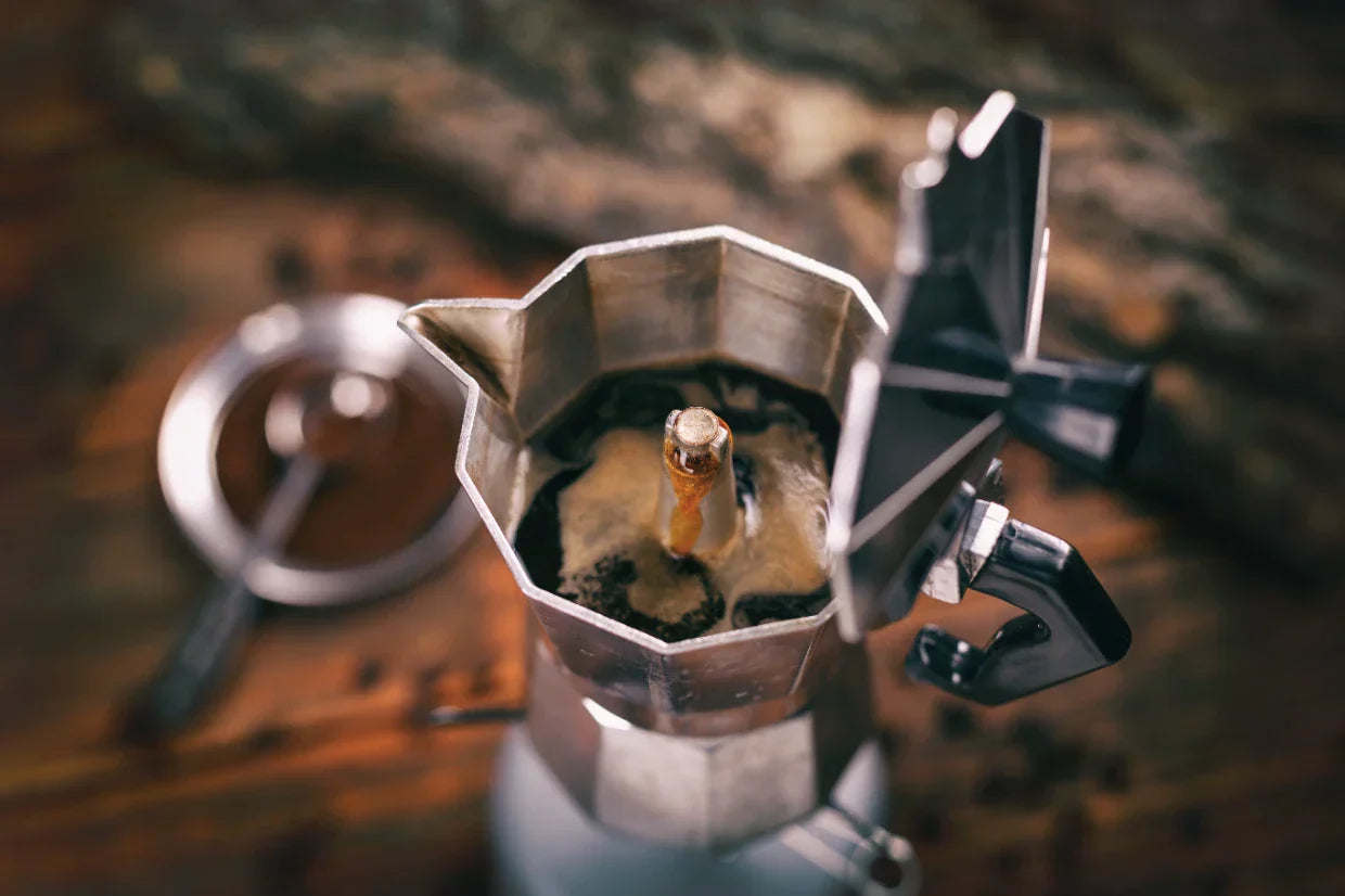 Moka Pot ile Kahve Hazırlama sürecinde kahve yaparken demlenen Moka Pot görüntüsü.