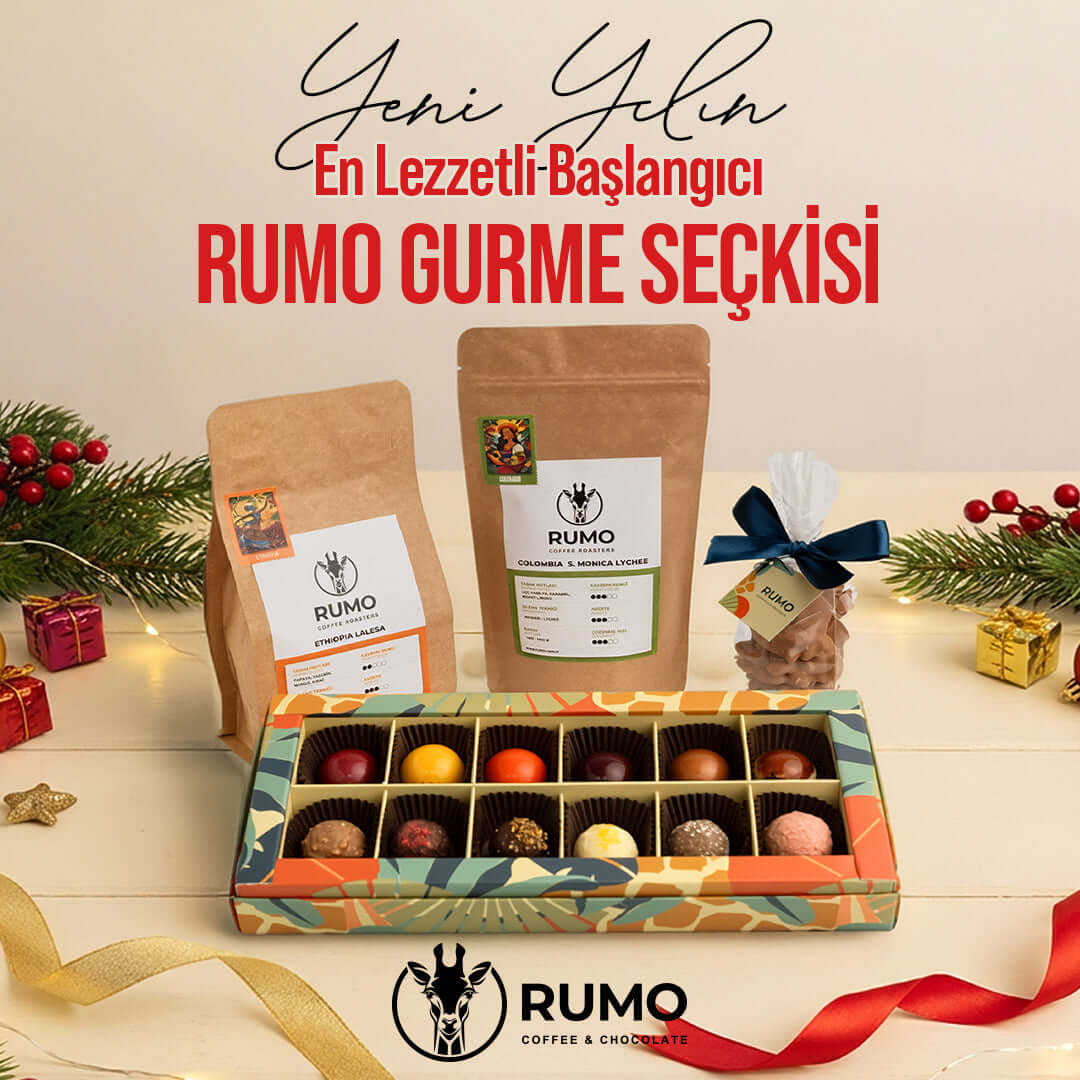 Yılbaşı Gurme Seçkisi ile hazırlanan lezzetli çikolata ve kahve seti, şık ambalajıyla yeni yıl kutlamalarına özel.