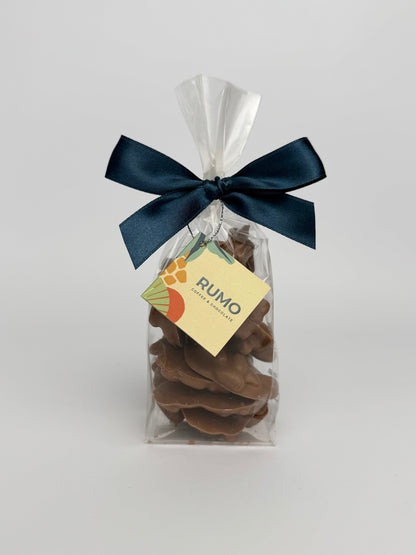 Şık ambalajında çikolatalar, mavi kurdelele bağlı, RUMO markasıyla.